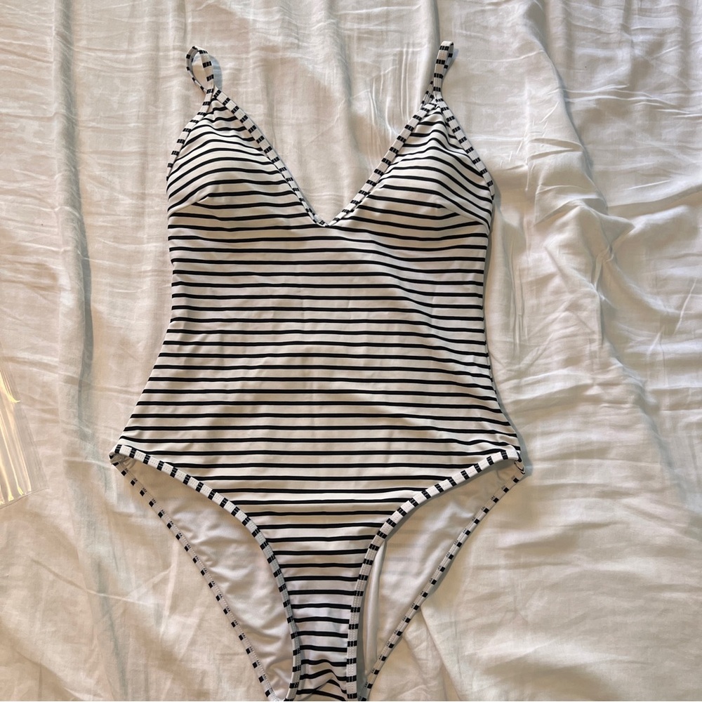 Cupshe Women’s One-Piece Swimsuit Small Black White Striped Crisscross Back